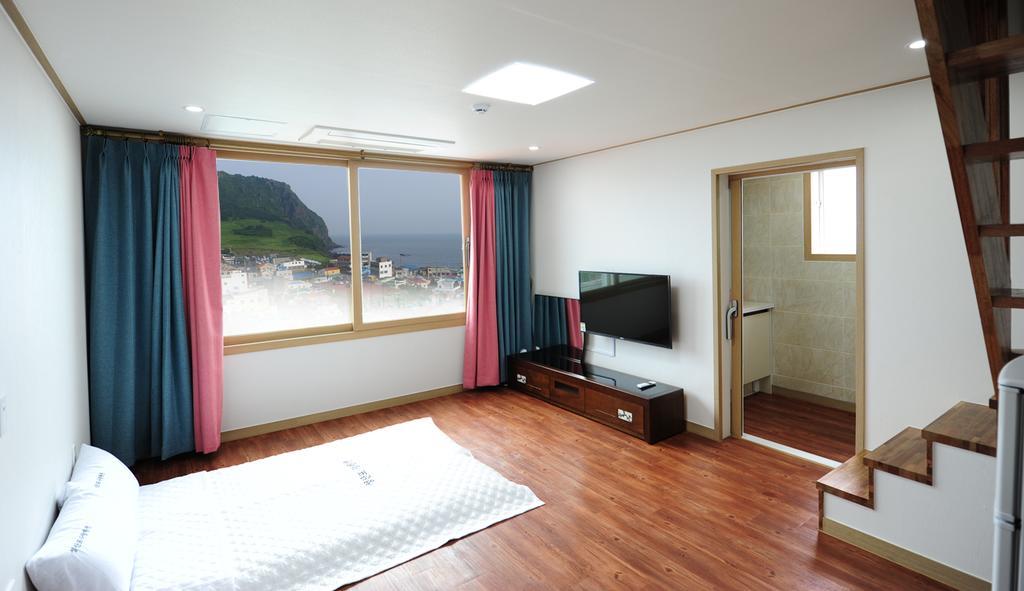 Seongsanpo Love Pension Сеогвипо Екстериор снимка